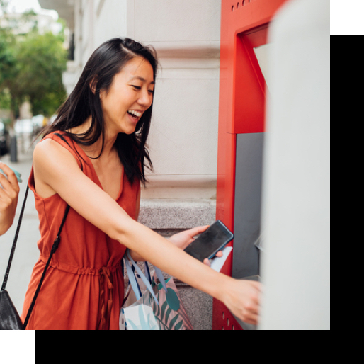 Femme au distributeur